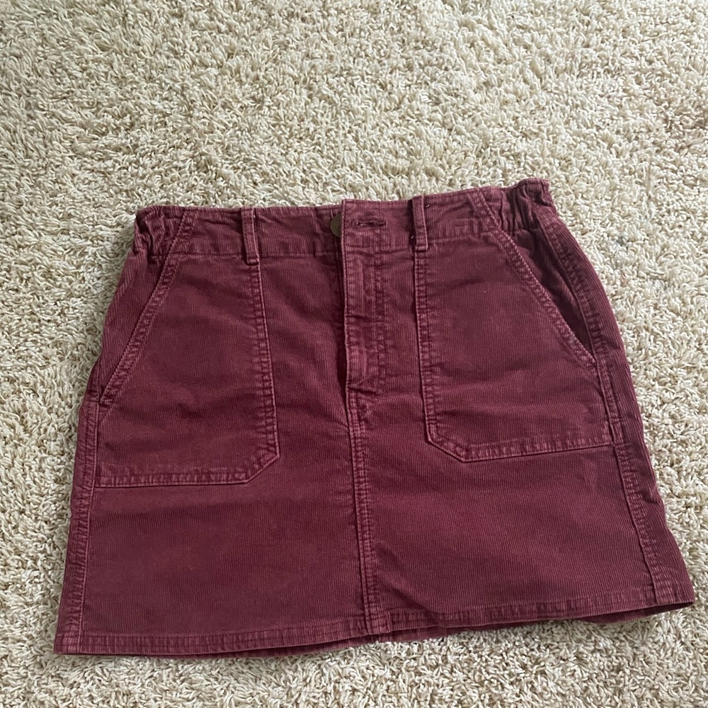 American Eagle size 4 Maroon Corduroy button up skirt w/ two back pockets